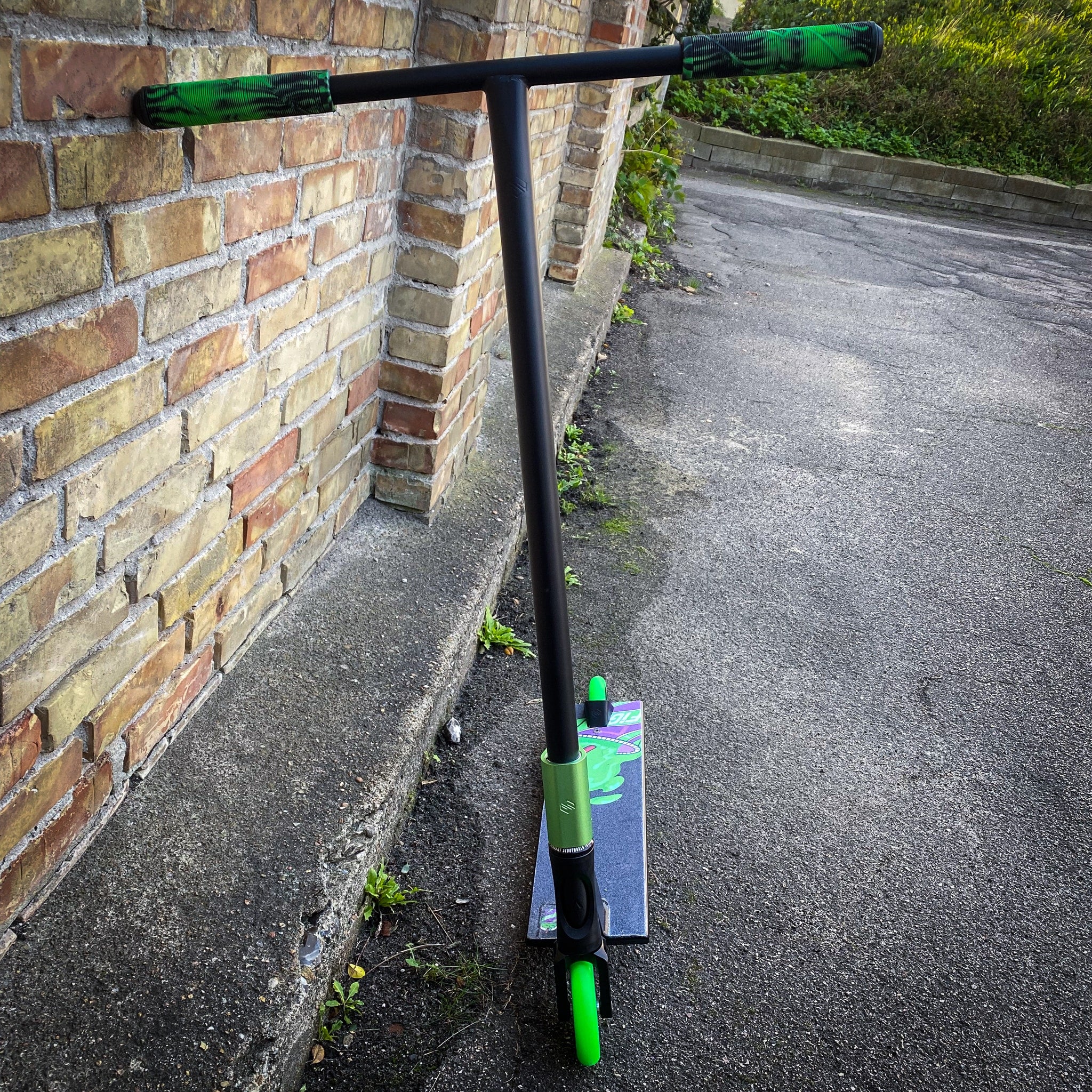 ScootWorld Black/Green Street Custom Build - Black/Green-ScootWorld.de