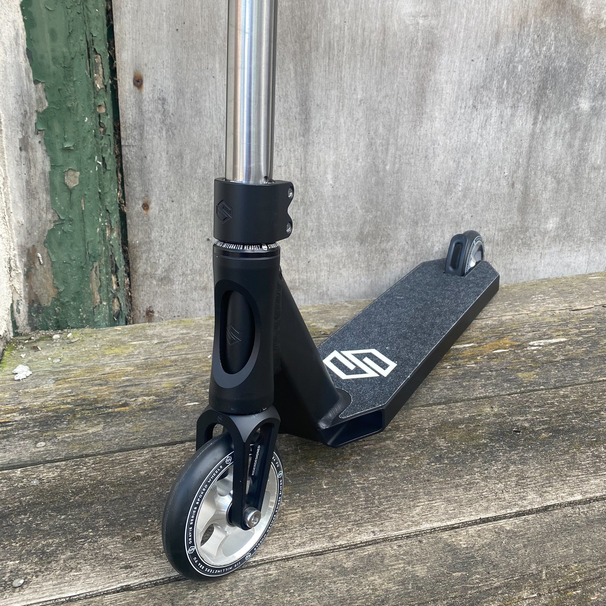 Striker T-Bar Custom Build - Black/Silver-ScootWorld.de